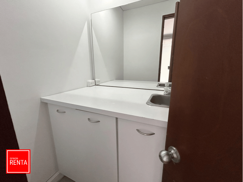 Oficina Amoblada de 106 m² en Venta y Arriendo Chicó Norte - Imagen 5