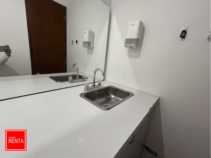 Oficina Amoblada de 106 m² en Venta y Arriendo Chicó Norte - Imagen 4